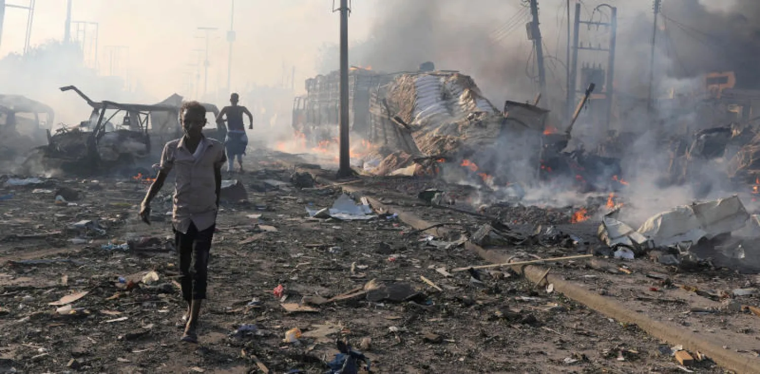 مدنيون يغادرون موقع انفجار سابق نفذته حركة الشباب في مقديشو (رويترز)