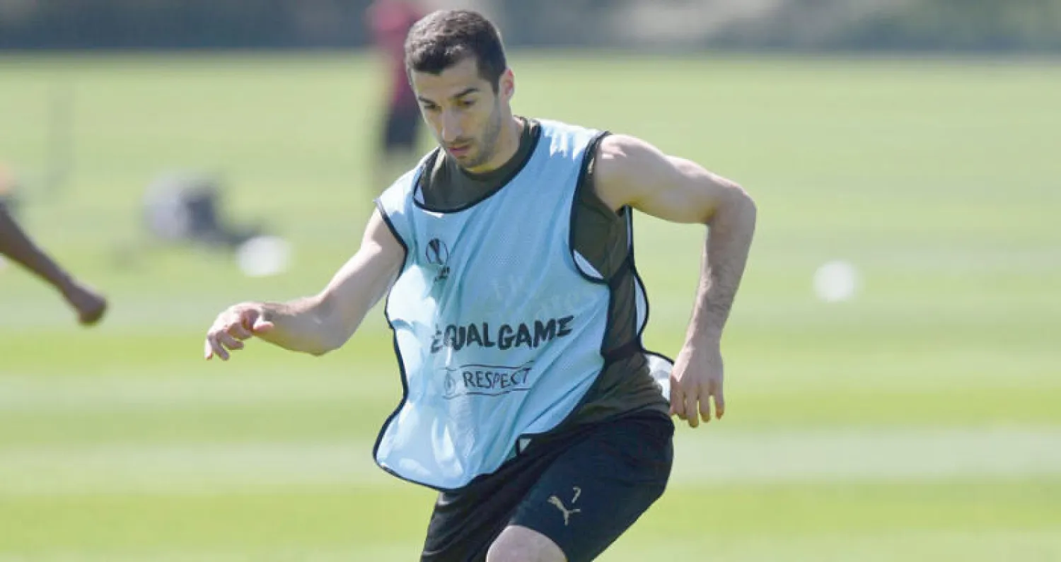 مخيتاريان شارك في تدريبات آرسنال أمس لكن لن يسافر مع الفريق إلى باكو (أ.ف.ب)