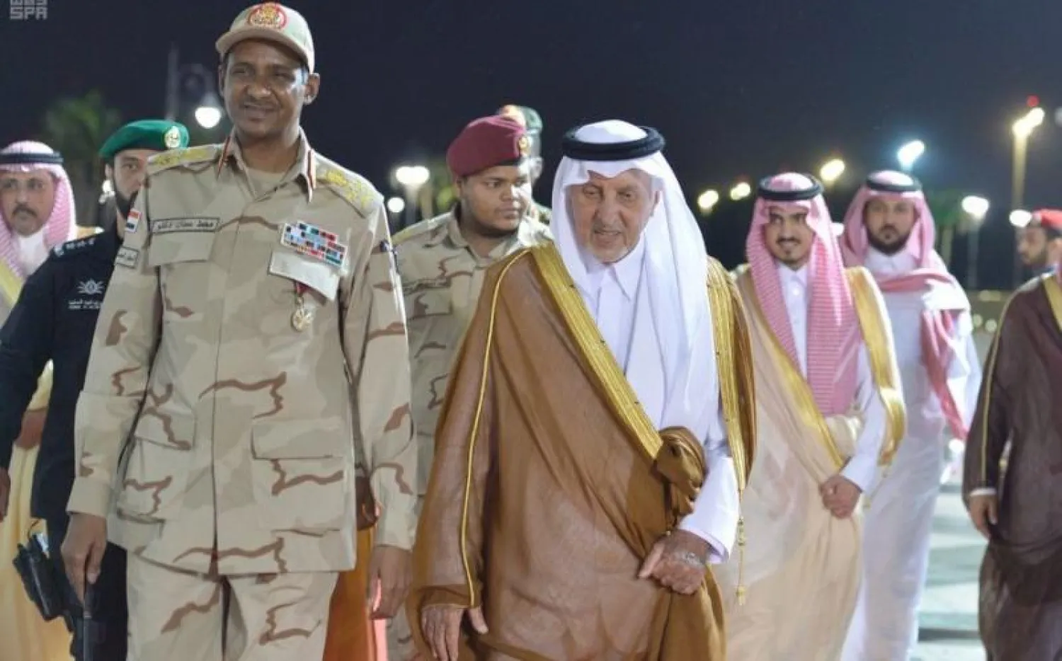 الأمير خالد الفيصل أمير منطقة مكة المكرمة يستقبل نائب رئيس المجلس الانتقالي السوداني محمد حمدان دقلو لدى وصوله إلى مدينة جدة (واس)