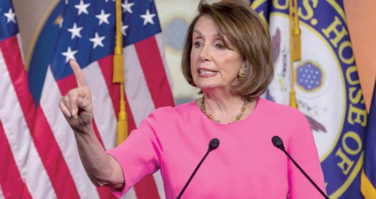 بيلوسي لدى عقدها مؤتمراً صحافياً في واشنطن أمس (إ.ب.أ)
ترمب خلال فعالية في البيت الأبيض أول من أمس (رويترز)