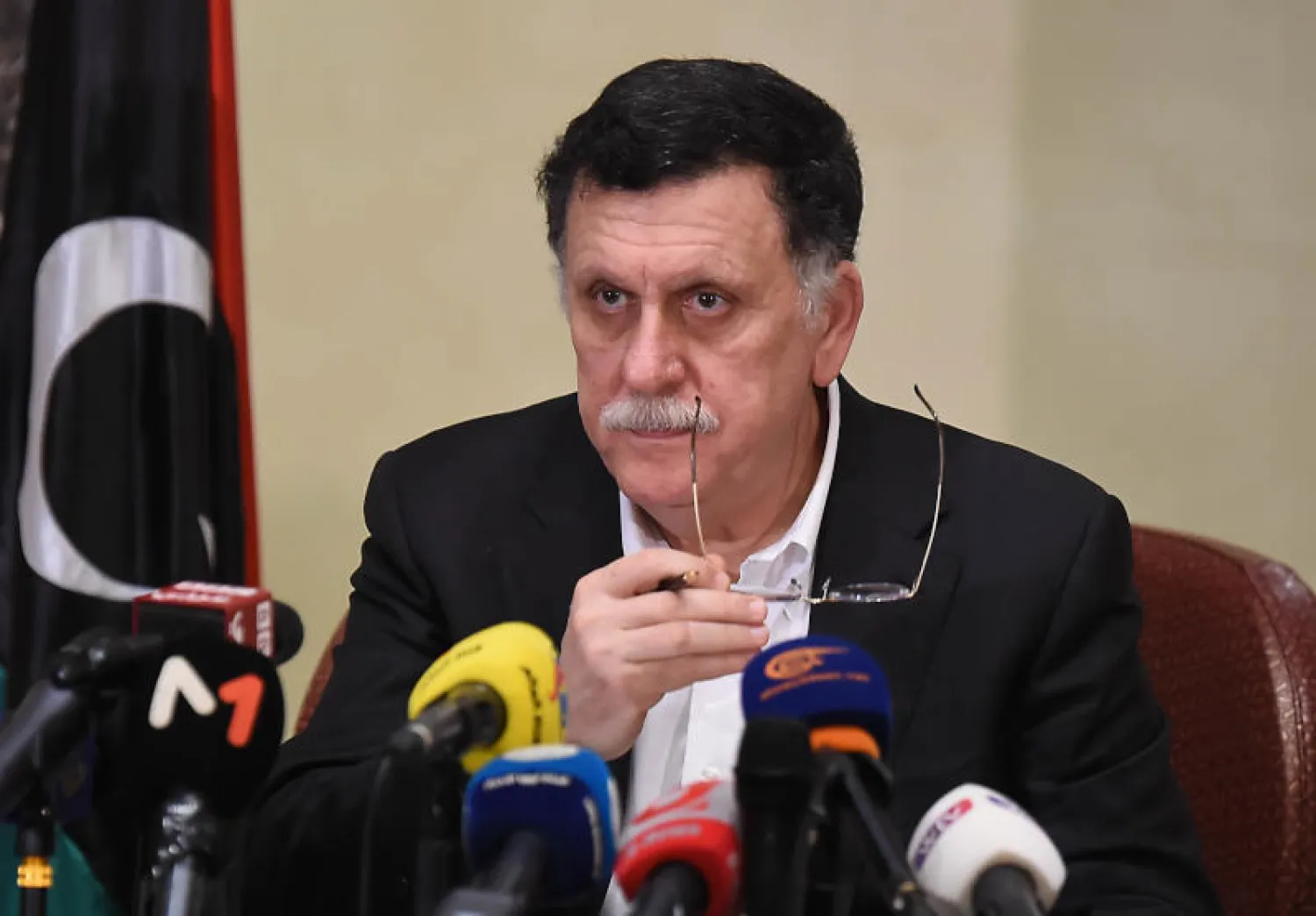 رئيس حكومة «الوفاق» الليبية فايز السرّاج في تونس أمس (أ. ف. ب)