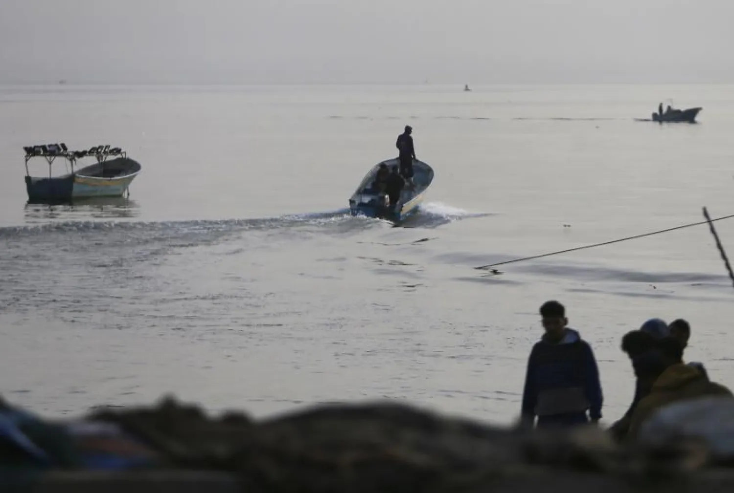 صيادون فلسطينيون قبالة الميناء في غزة (أ.ف.ب)
