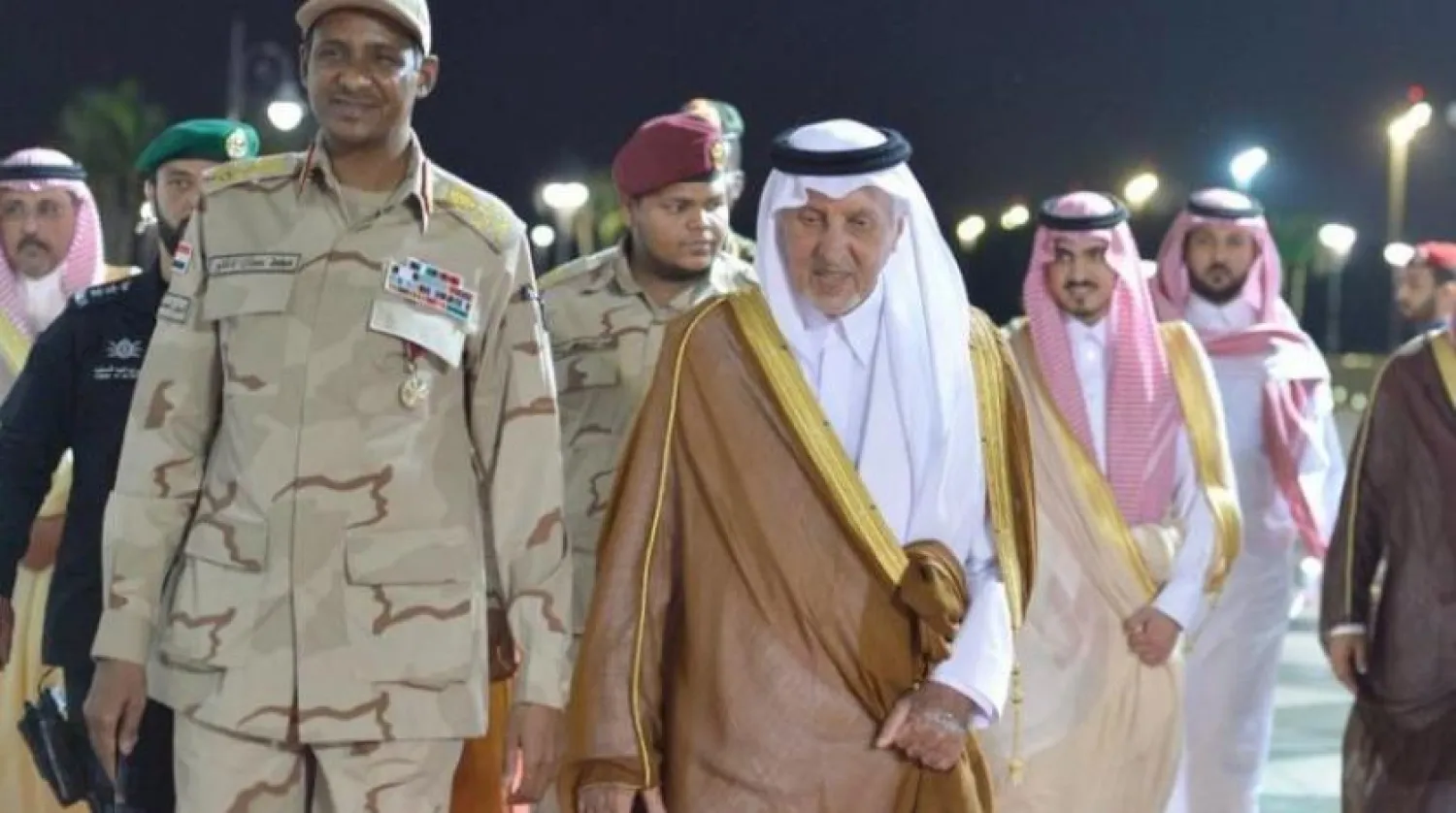 Prens Halid El Faysal, Sudan Askeri Geçiş Konseyi Başkan Yardımcısı Muhammed Hamdan Daklu'yu havalimanında karşıladı (SPA)