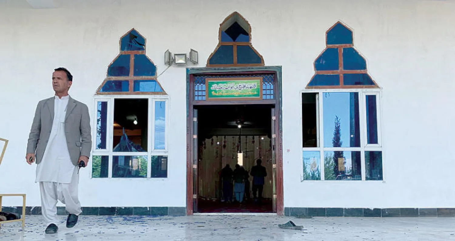 مسجد كابل بعد تفجيرٍ أمس أدى إلى مقتل رجل الدين مولوي ريحان الذي كان مؤيداً للحكومة الأفغانية  (إ.ب.أ)