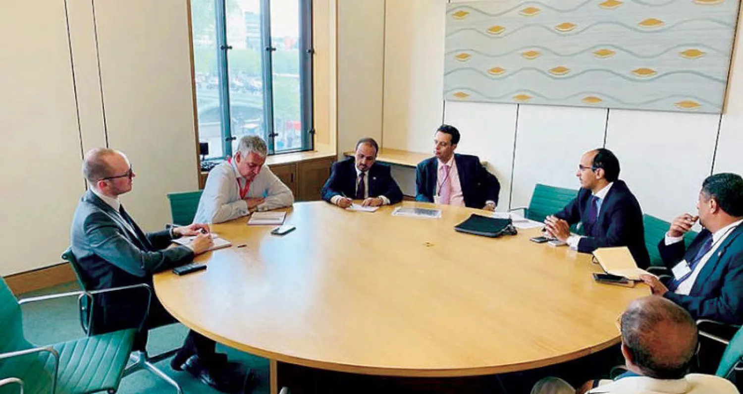 جانب من لقاء الإرياني وجونز في لندن أمس (سبأ)