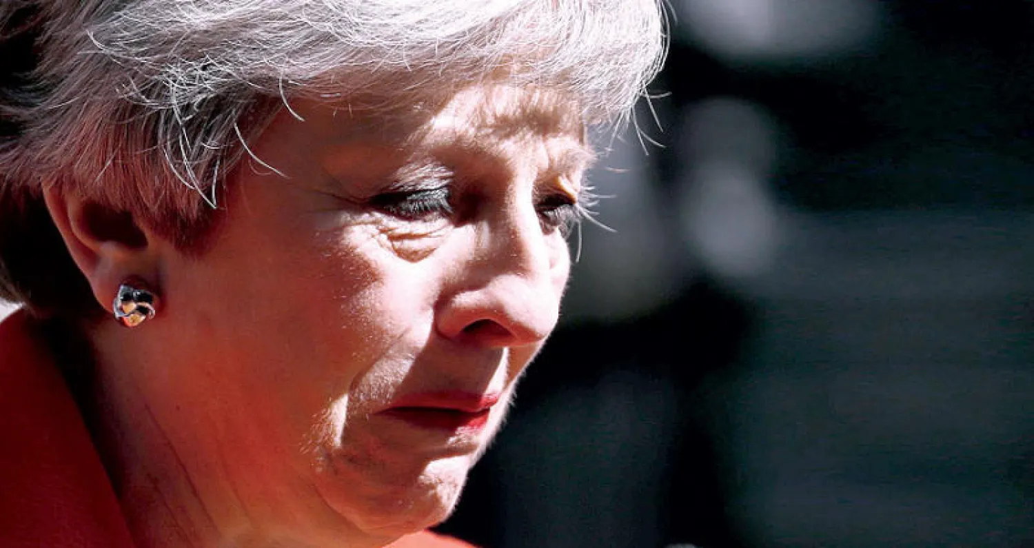 رئيسة وزراء بريطانيا تيريزا ماي تبكي وهي تعلن استقالتها في لندن أمس (أ.ف.ب)