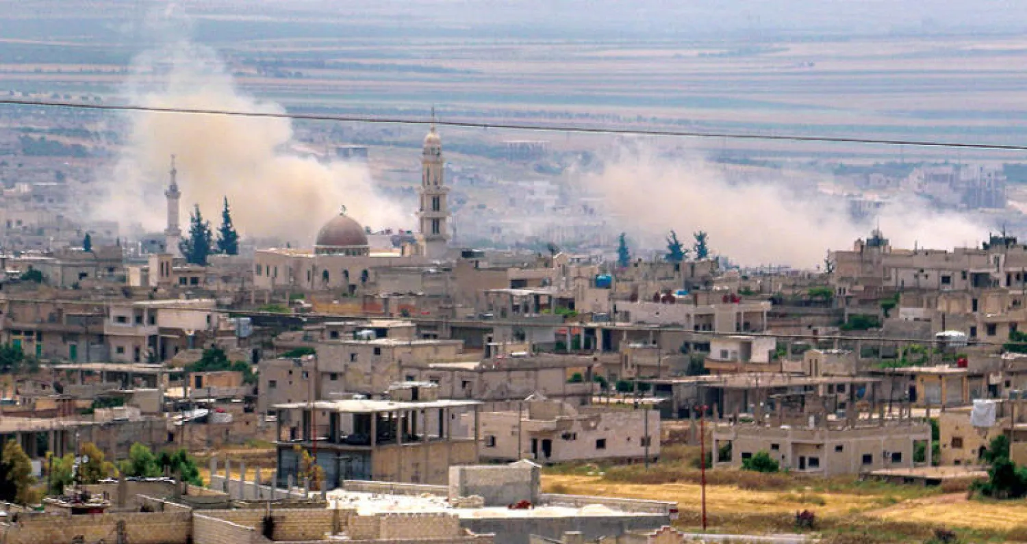 سحب الدخان تتصاعد من خان شيخون بعد قصف من قوات النظام السوري امس ( أ ف ب)