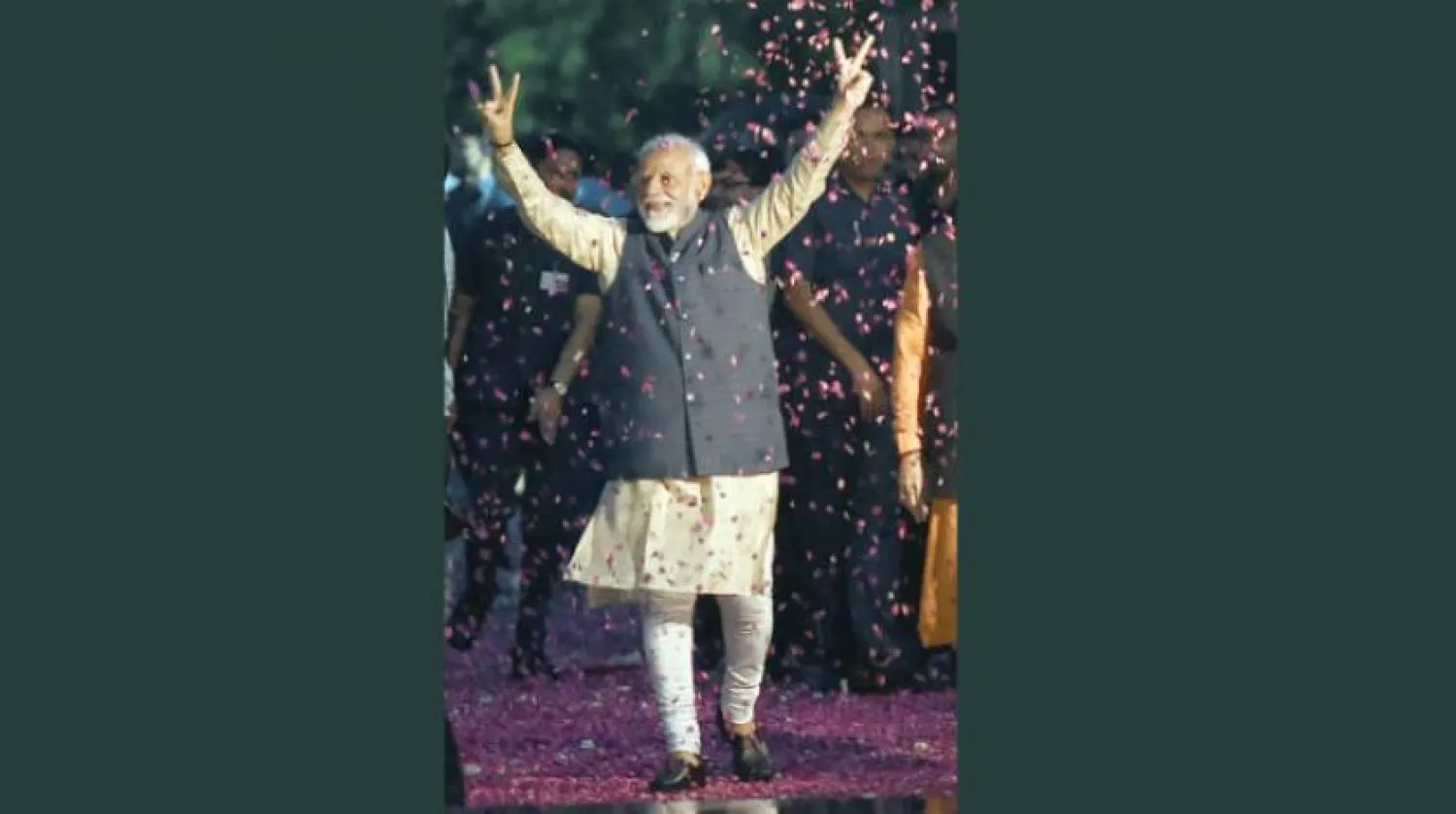Modi, yasama seçimlerinde yüz milyonlarca oy elde ederek tarihi bir zafer kazandı (AFP)