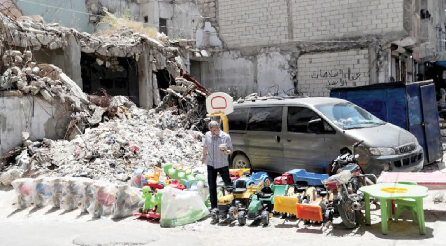 بائع متجول في احد شوارع ادلب أمس (رويترز)