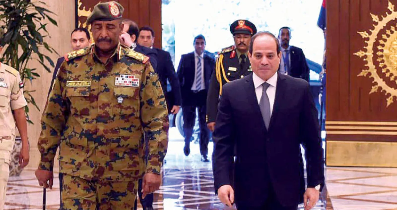 الرئيس السيسي لدى استقباله رئيس المجلس العسكري الانتقالي السوداني عبد الفتاح البرهان أمس (موقع رئاسة الجمهورية المصرية)