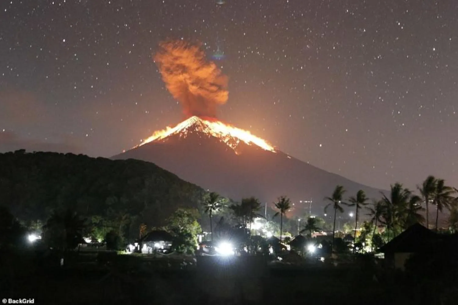 بركان جبل أجونغ بإندونيسيا («ديلي ميل»)