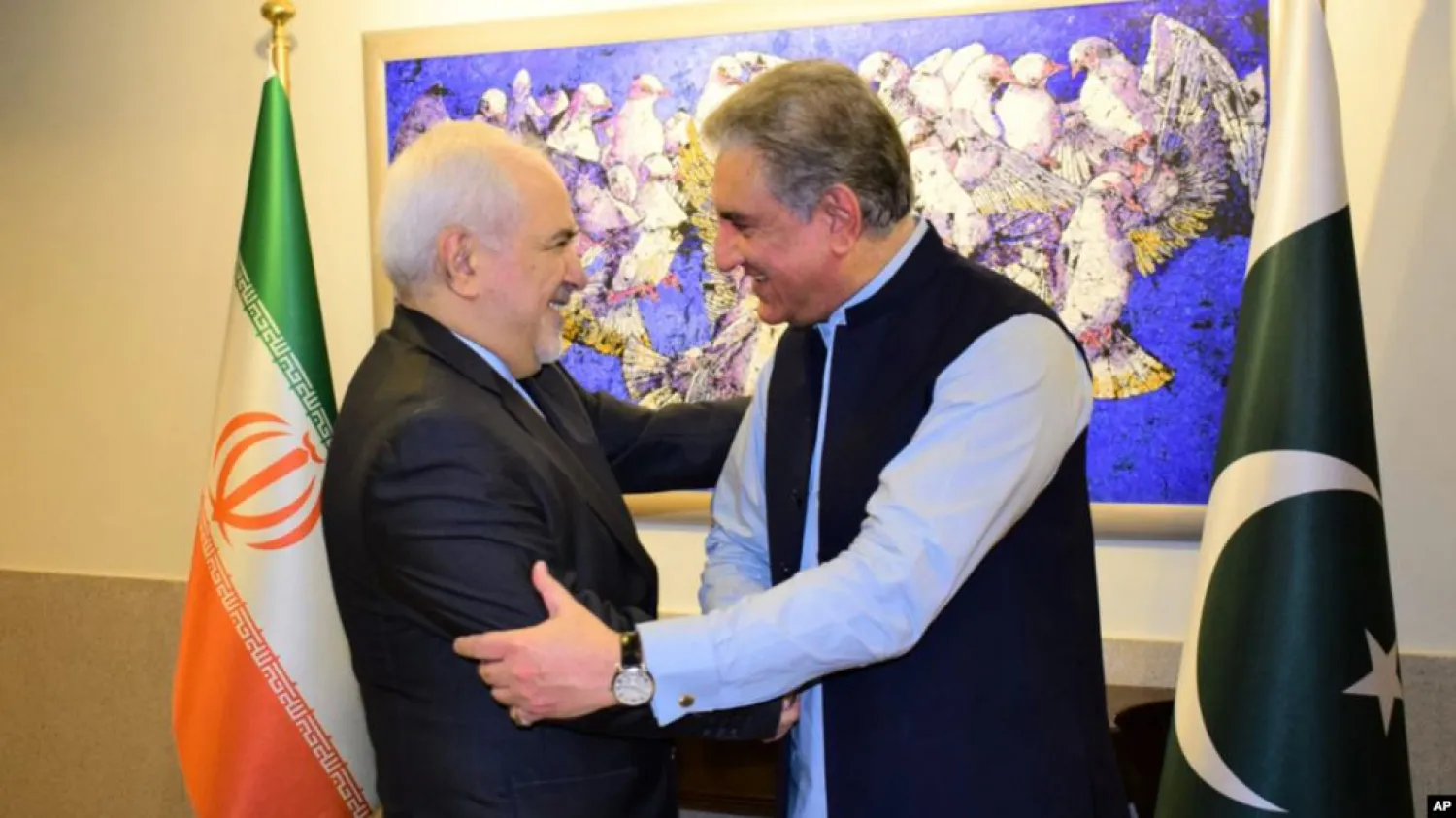 Pakistani Foreign Minister Shah Mehmood Qureshi, right, shakes hands with Iranian Foreign Minister Mohammad Javad Zarif at the Foreign Ministry in Islamabad, Pakistan, May 24, 2019 (AP).