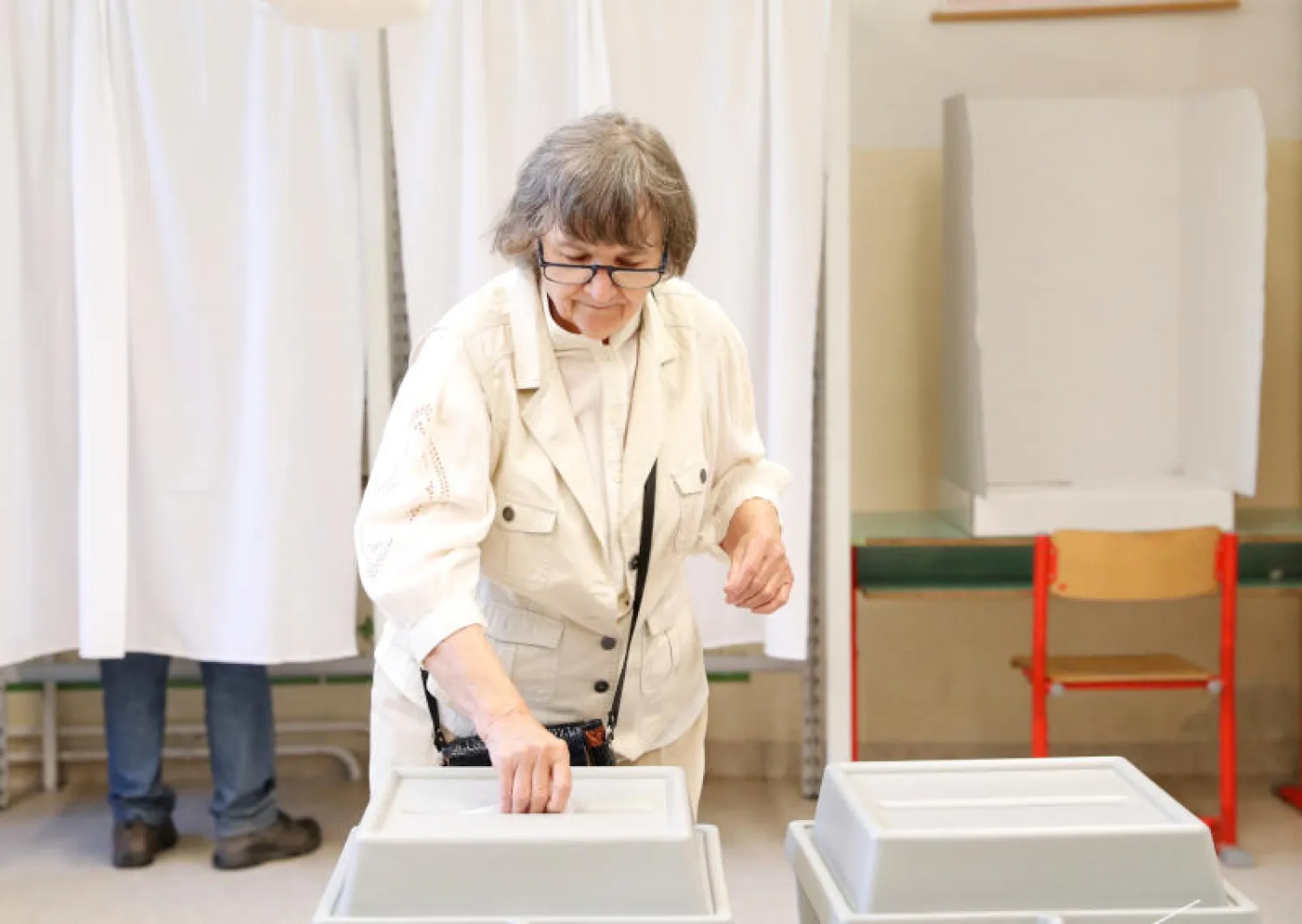 سيدة تصوت في انتخابات البرلمان الأوروبي (رويترز)