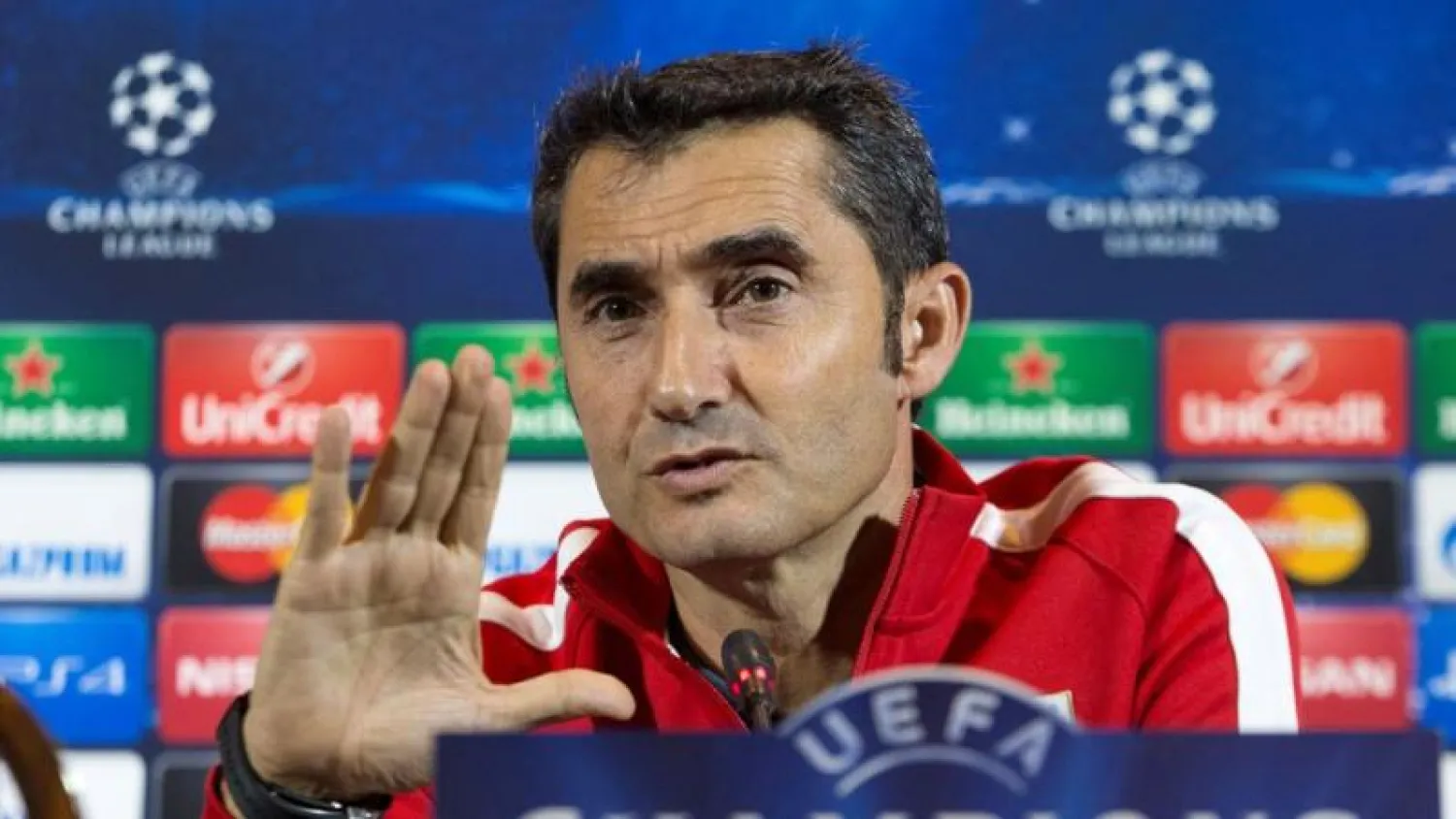 مدرب نادي برشلونة الإسباني إرنستو فالفيردي (رويترز)