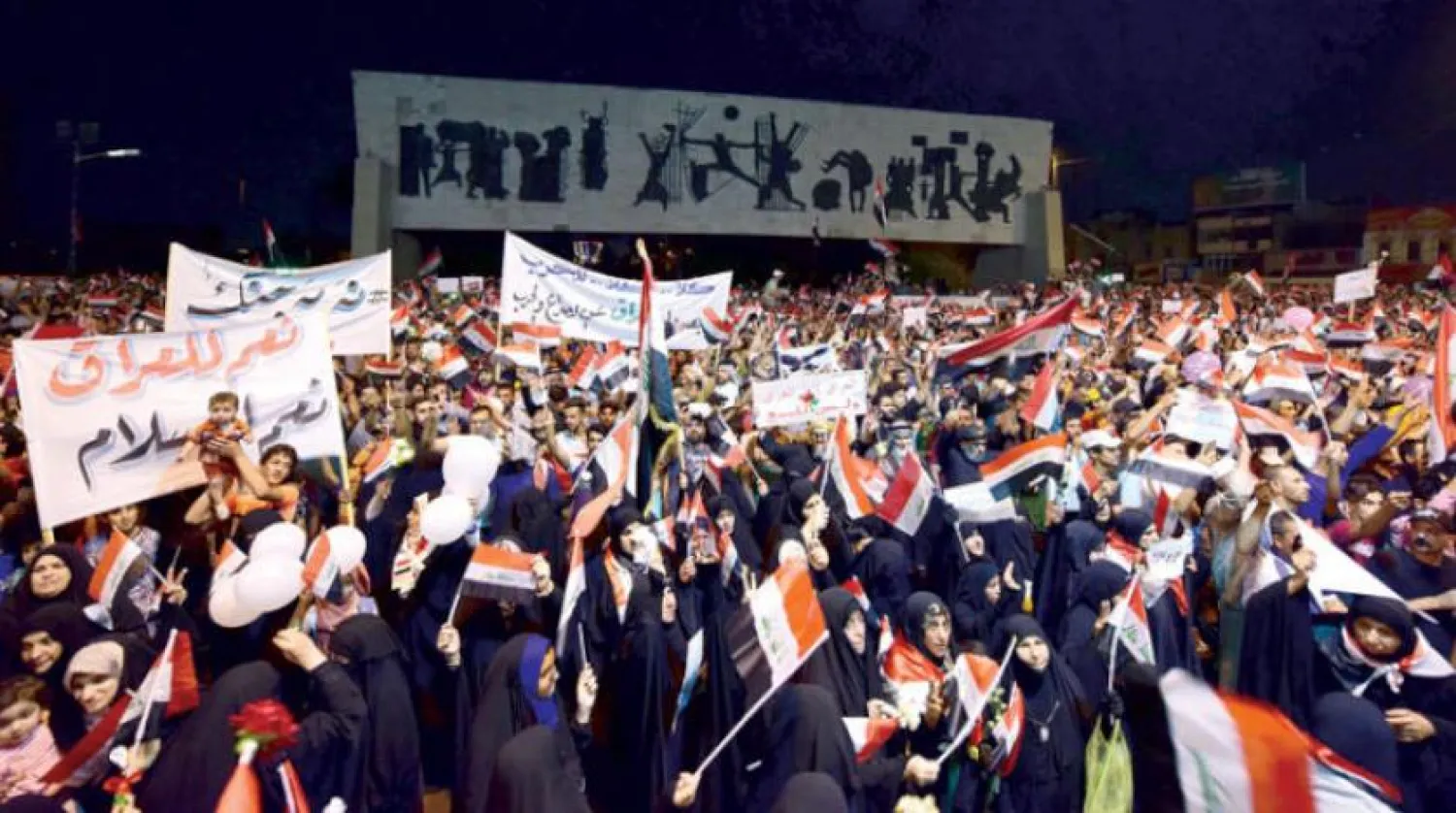 Sadr yanlıları önceki gün Bağdat’ın merkezindeki Tahrir meydanında savaş karşıtı pankartlar taşıdı