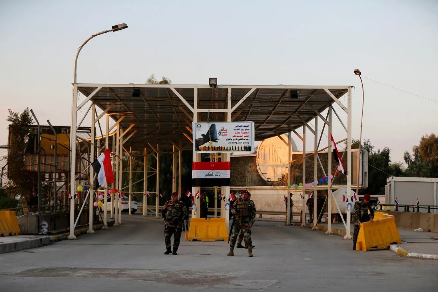 Iraqi security forces gather at a checkpoint into the Green Zone in Baghdad, Iraq December 10, 2018. (Reuters)