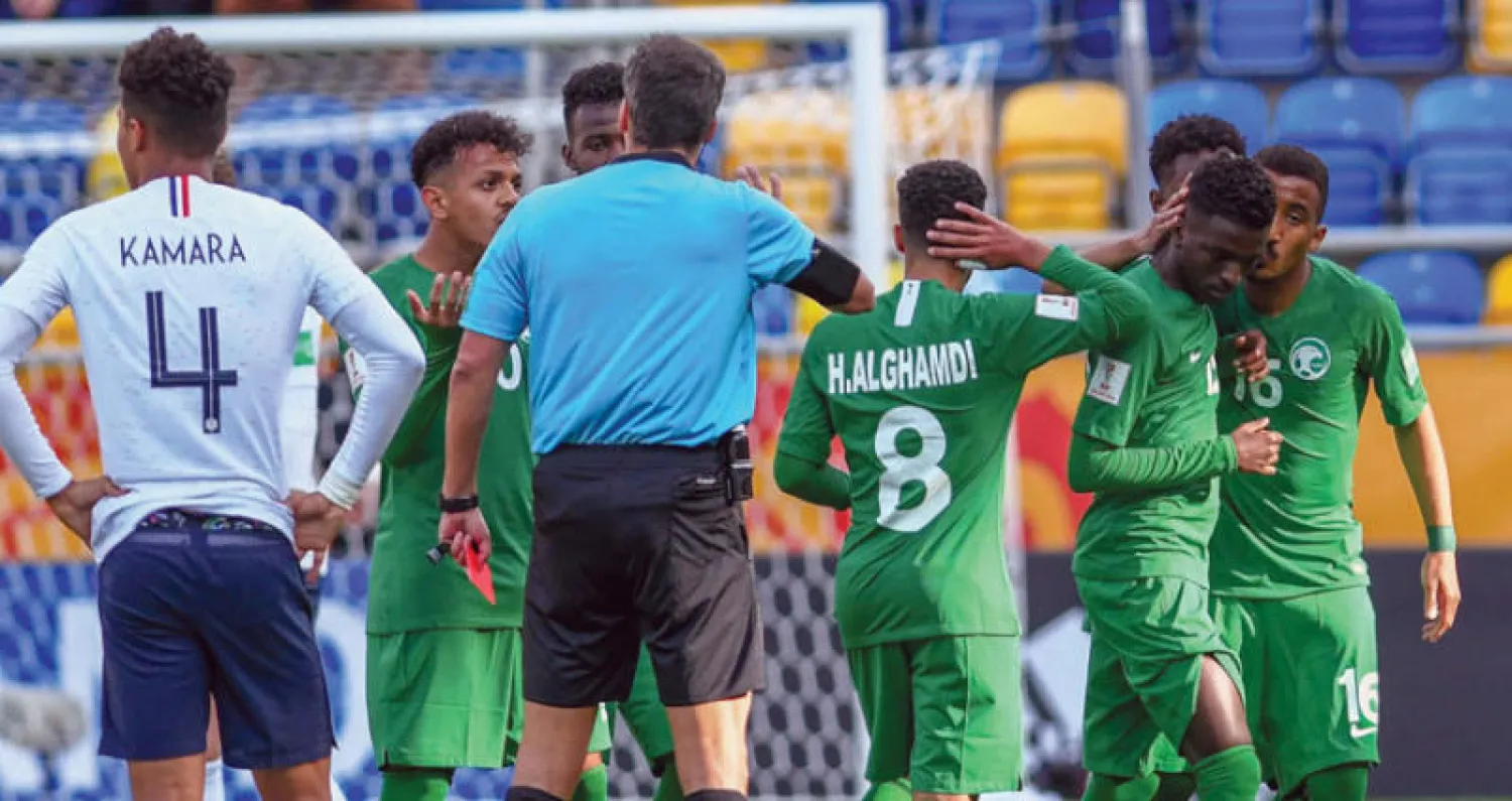 الأخضر الشاب تأثر كثيراً بالنقص العددي أمام المنتخب الفرنسي (تصوير: علي خمج)