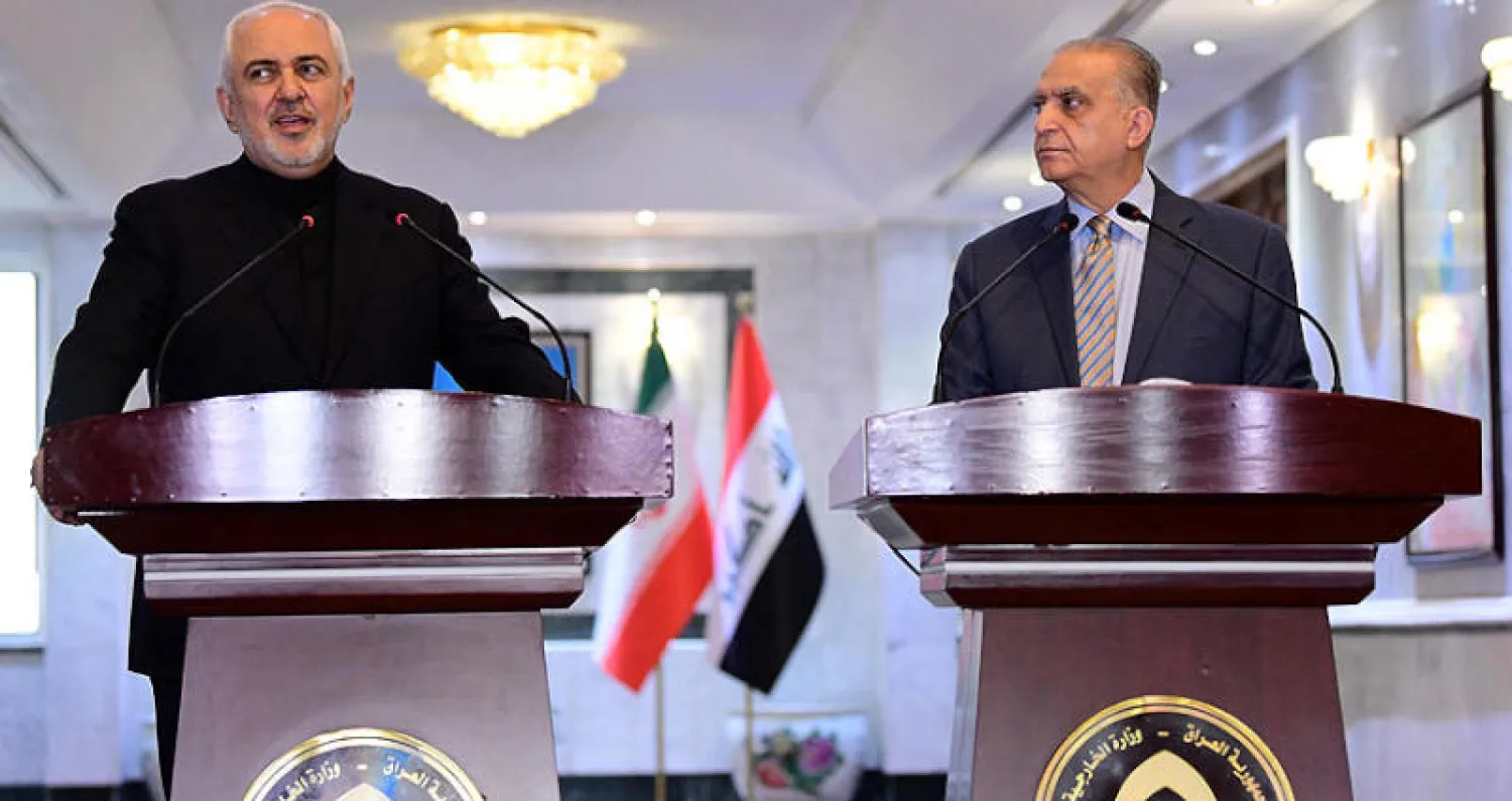 وزير الخارجية العراقي محمد علي الحكيم ونظيره الإيراني محمد جواد ظريف في مؤتمر صحافي مشترك في بغداد أمس (إ.ب.أ)