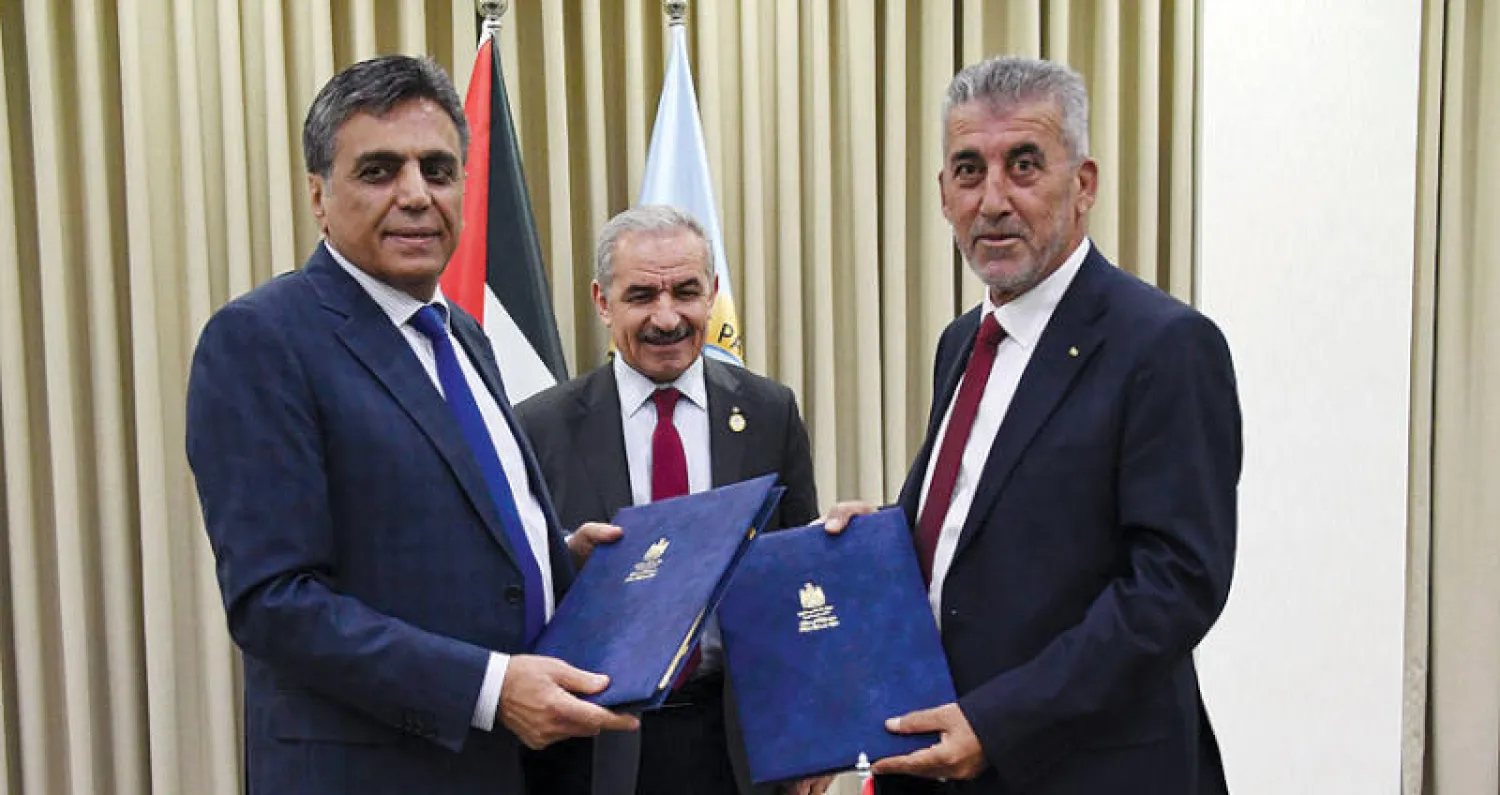 جانب من توقيع اتفاقيات بين السلطة الفلسطينية وعدد من المانحين أمس بحضور أشتية (وفا)