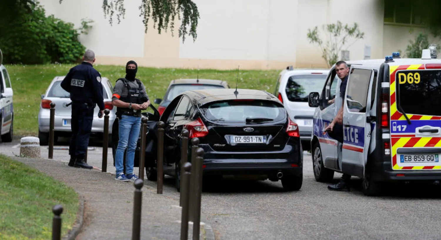 عناصر من رجال الشرطة الفرنسية (رويترز)