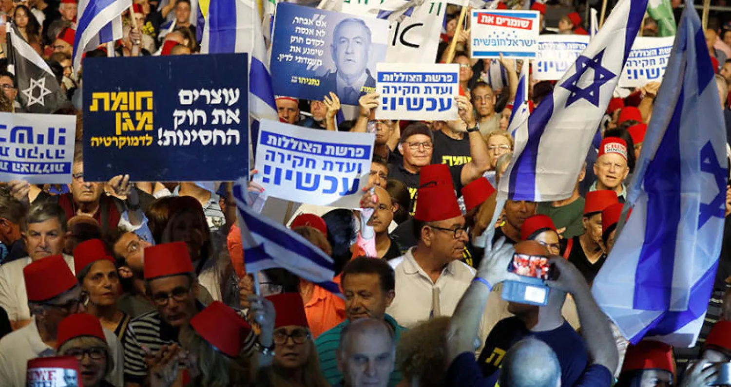 متظاهرون من أحزاب المعارضة الإسرائيلية احتشدوا السبت في تل أبيب للاحتجاج على سياسة نتنياهو (أ.ف.ب)