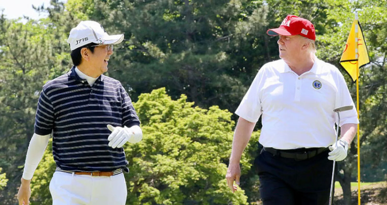 ترمب وآبي يتبادلان أطراف الحديث خلال لعبة غولف في محافظة شيبا اليابانية أمس (رويترز)