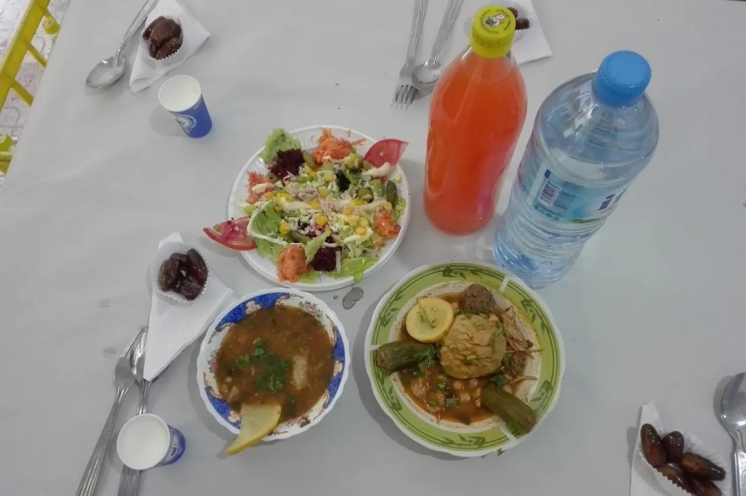 Merhamet sofralarındaki çeşitli yemekler (Independent Arabia)