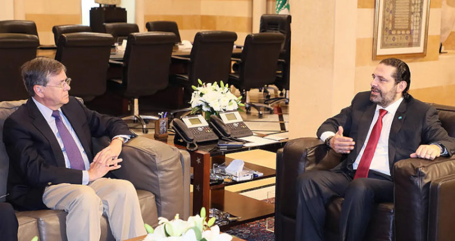 الرئيس سعد الحريري مستقبلاً مساعد وزير الخارجية الأميركية لشؤون الشرق الأدنى ديفيد ساترفيلد أمس (أ.ف.ب)