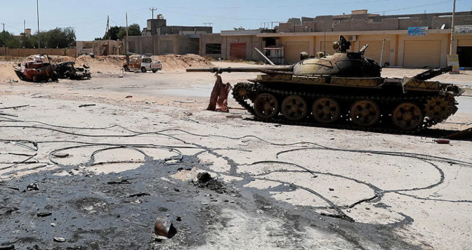 دبابة تابعة لقوات السراج بعد تعرضها لهجوم قوات الجيش الليبي بضواحي طرابلس (رويترز)