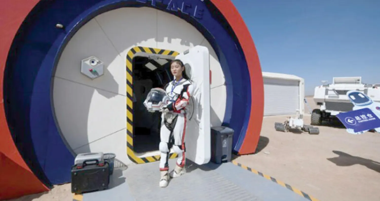 القاعدة تضمّ عدداً من الشباب يتدرّبون على الحياة على سطح المريخ