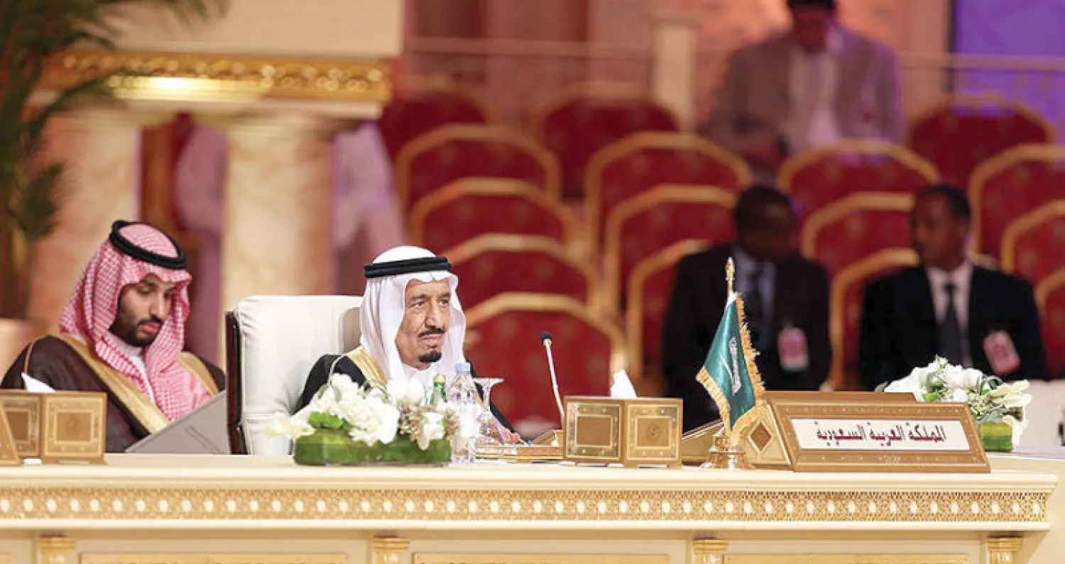 خادم الحرمين الشريفين وولي عهده خلال قمة عربية سابقة (واس)