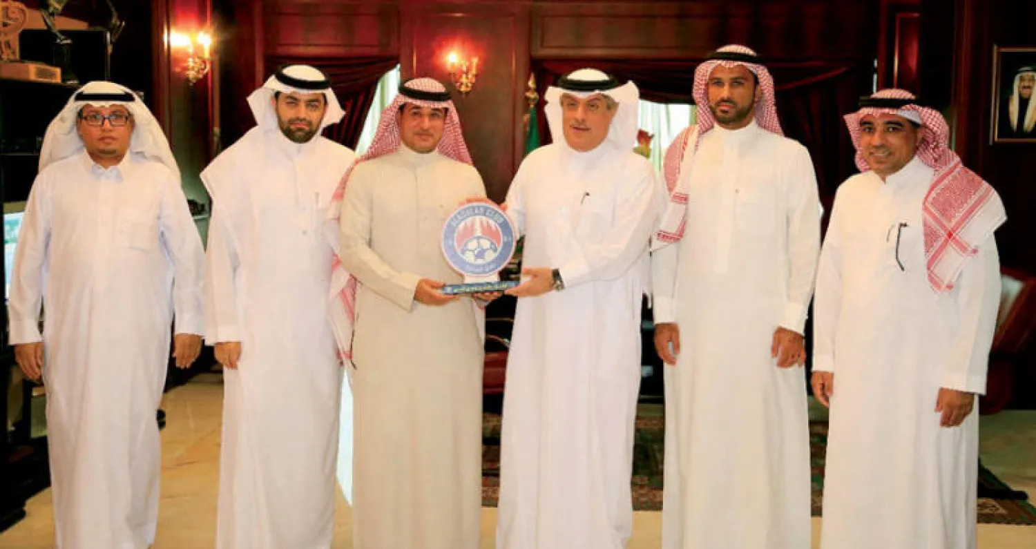 رئيس «العدالة» لدى تقديمه درعاً تذكارية لباسم الغدير (الشرق الأوسط)