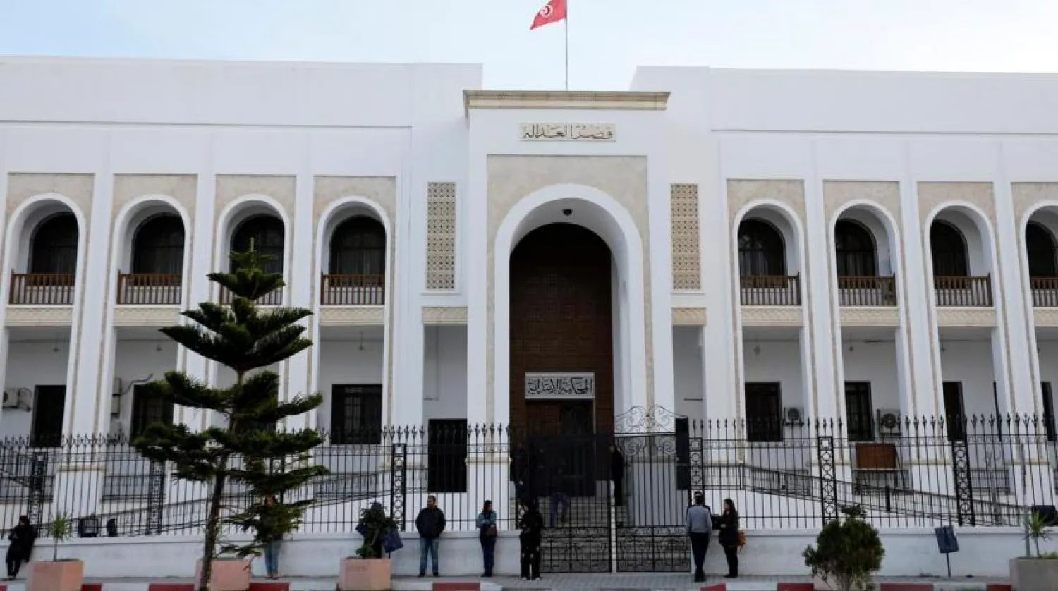  People stand outside a closed court during in Tunis, Tunisia November 22, 2018. REUTERS/Zoubeir Souissi