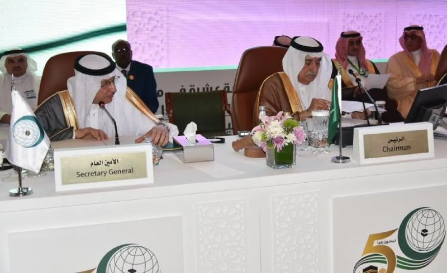 وزير الخارجية السعودي الدكتور إبراهيم العساف وأمين عام منظمة التعاون الإسلامي الدكتور يوسف العثيمين خلال الاجتماع الوزاري للقمة الإسلامية («الشرق الأوسط»)