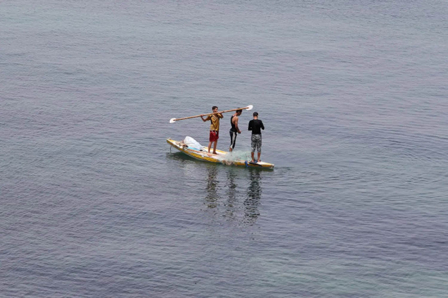صيادون فلسطينيون في بحر غزة (رويترز)
