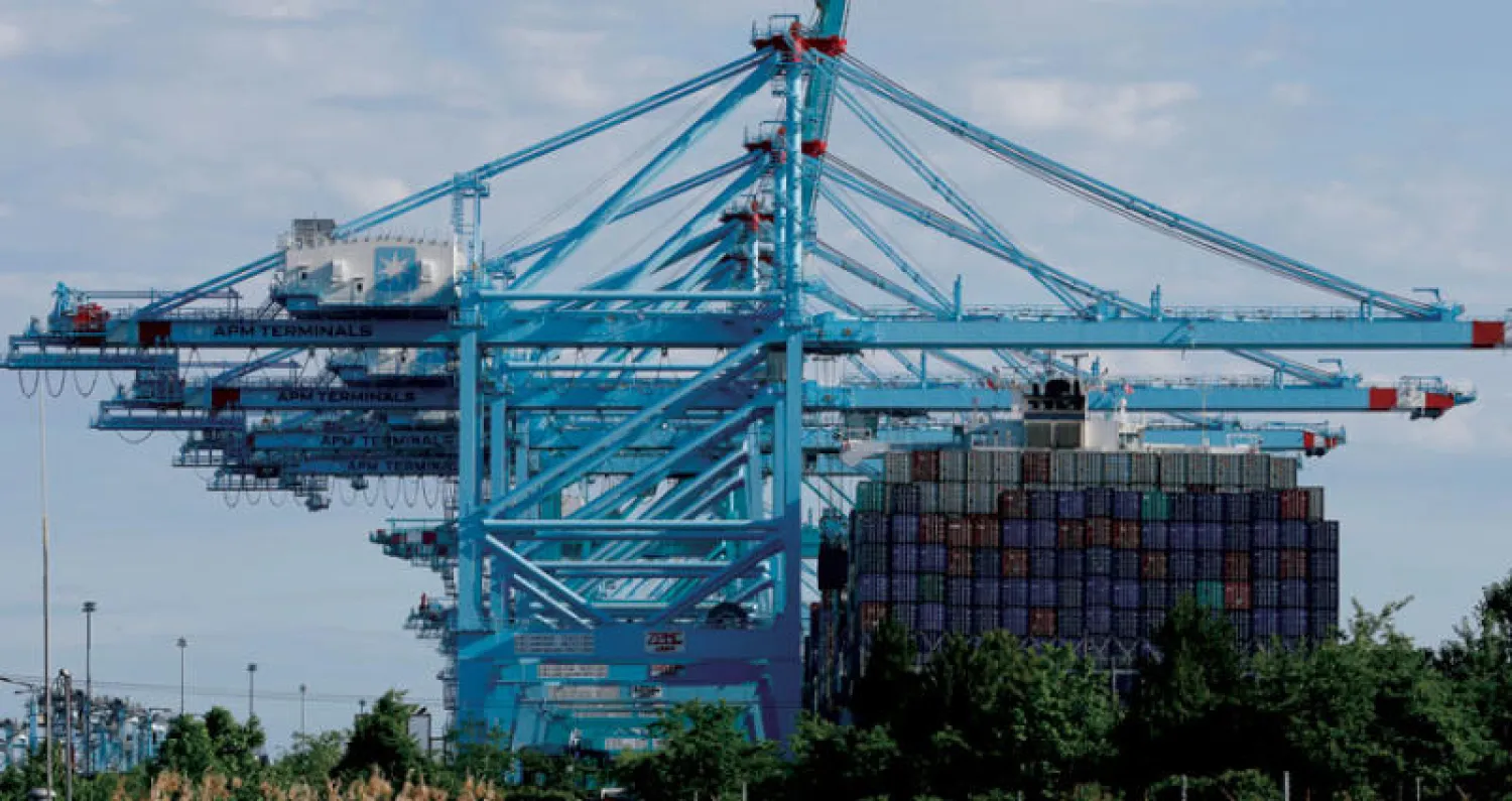 سفينة حاويات في ميناء فرجينيا