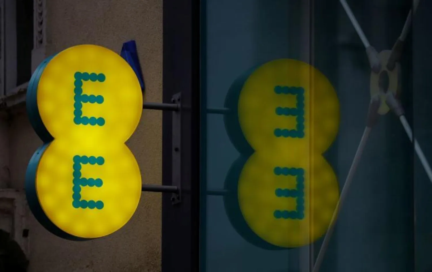 شعار شركة الاتصالات البريطانية «إي إي» (رويترز)