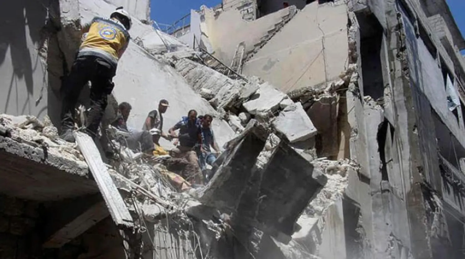 Eriha’ya yönelik saldırının ardından enkazların ortasındaki sivil savunma unsurları (AFP)