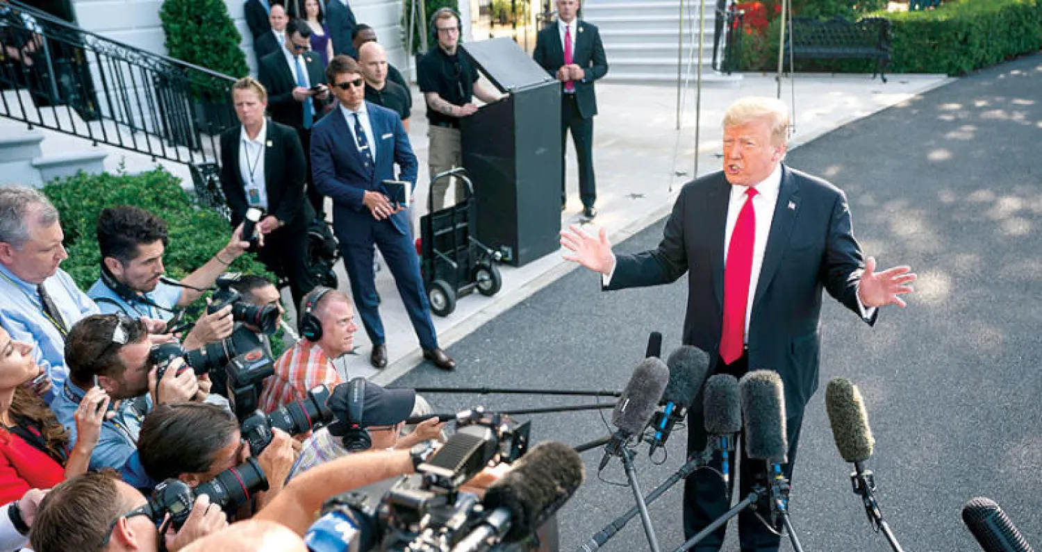 ترمب يتحدث للصحافيين قبل مغادرة البيت الأبيض إلى كولورادو (إ.ب.أ)