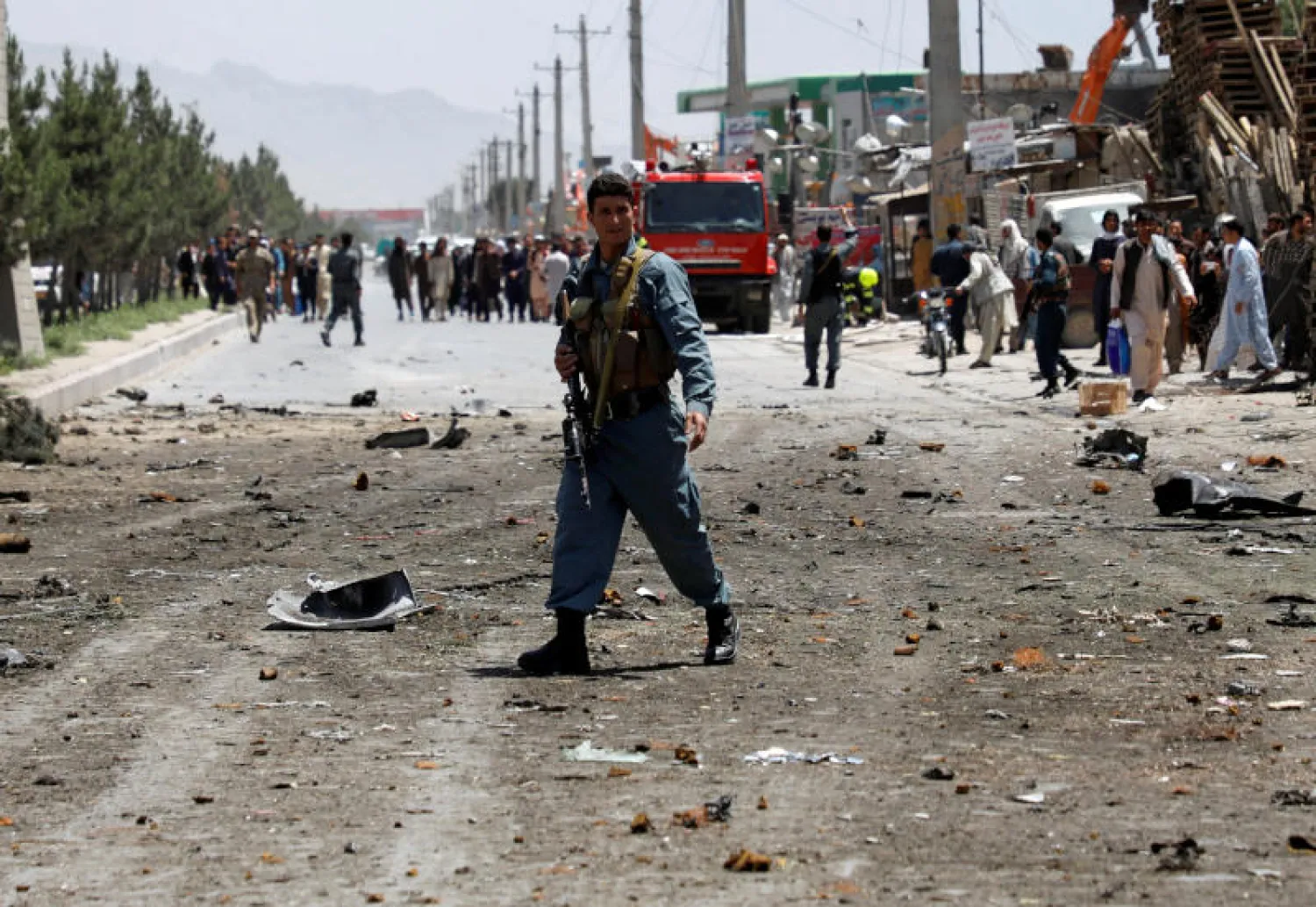 شرطي أفغاني يقف في موقع هجوم انتحاري بالعاصمة الأفغانية كابل (رويترز)