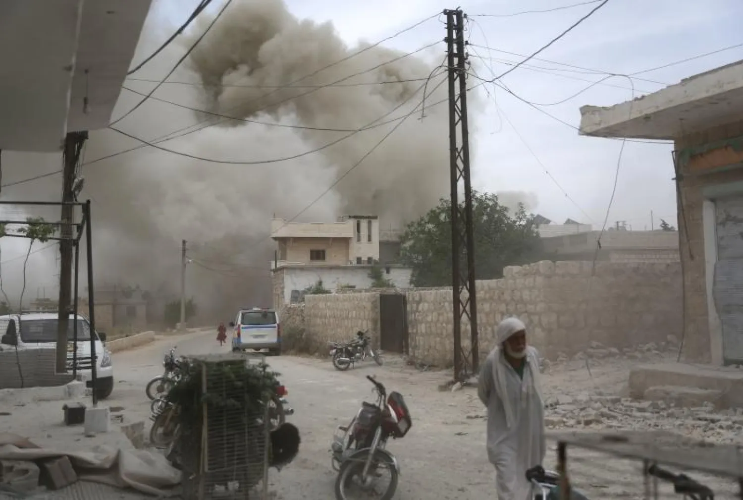 إحدى الغارات الجوية التي شنتها قوات موالية للنظام السوري في بلدة كفر روما السوقية في محافظة إدلب (أ.ف.ب)