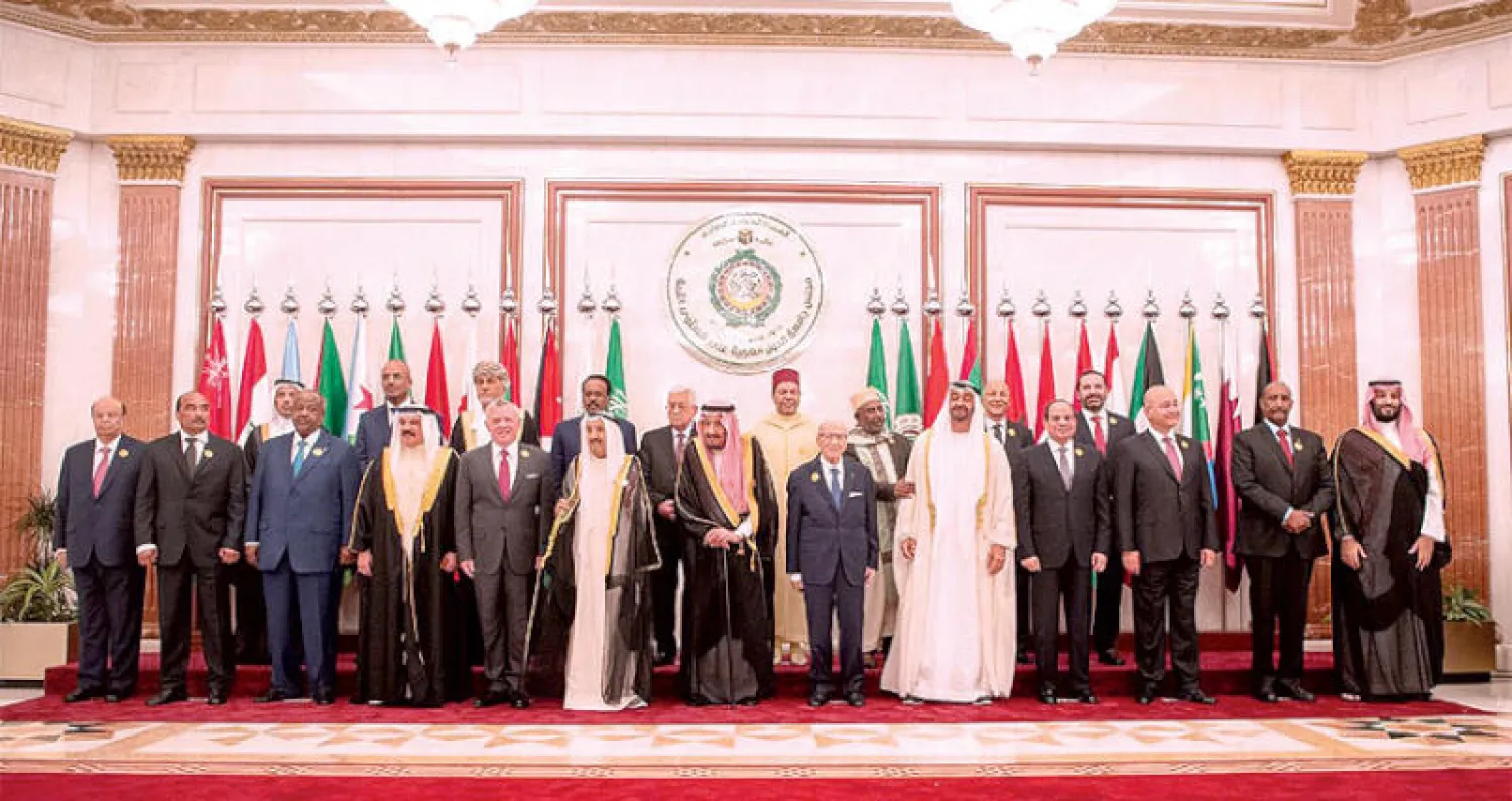 صورة جماعية لقادة وممثلي الدول المشاركين في القمتين الخليجية والعربية بمكة المكرمة أمس (واس)