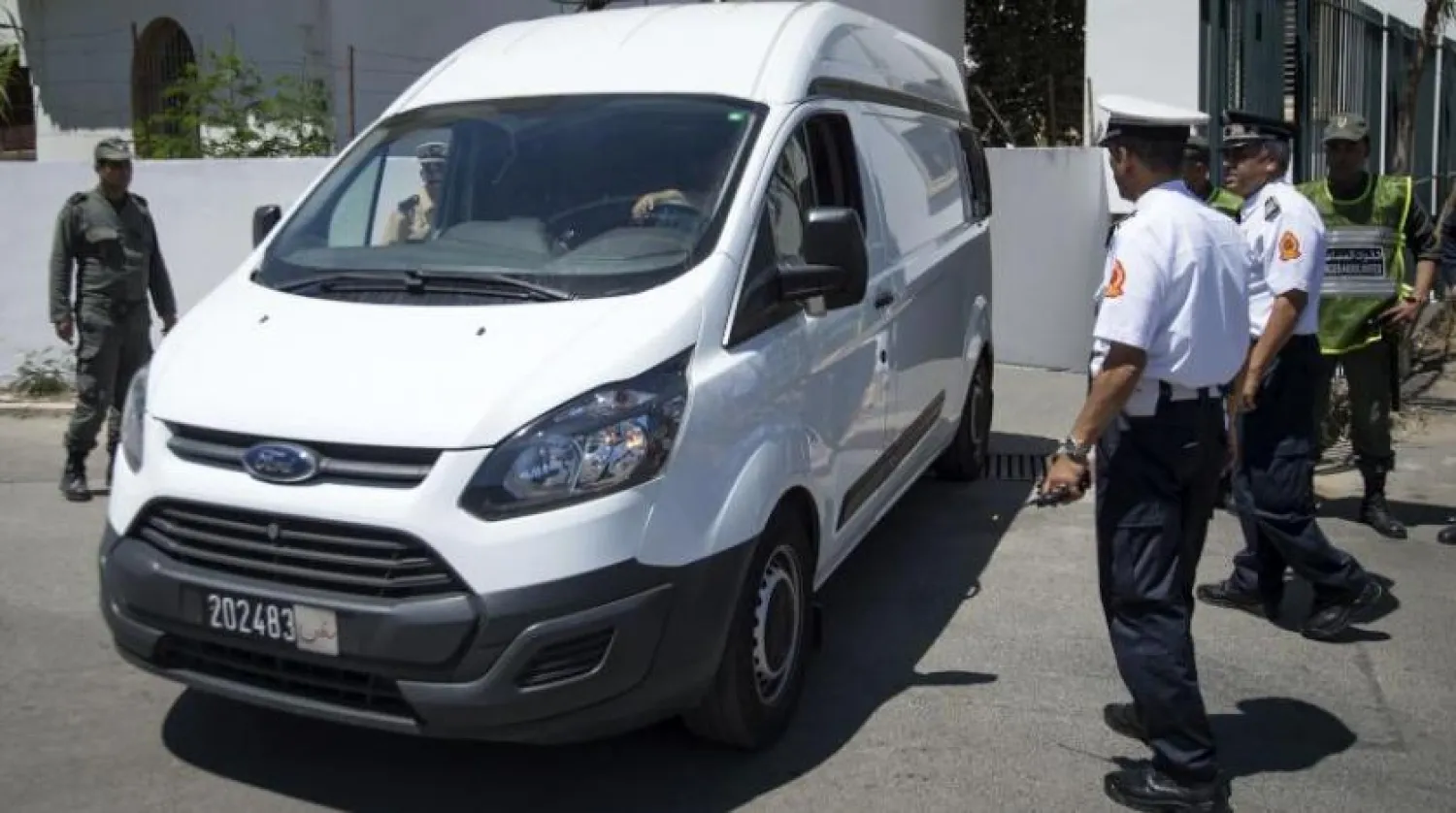 Faslı polis memurları sanığın bulunduğu aracın etrafında duruyor (AFP)