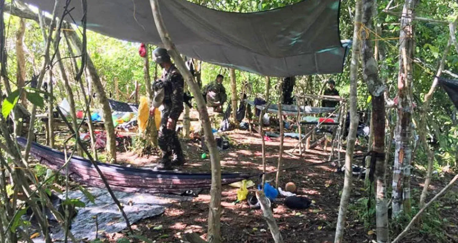 جنود فلبينيون في موقع احتجاز الرهينة الهولندي إيولد هورن المحتجز لدى جماعة «أبو سياف» بجزيرة جولو (أ.ب)