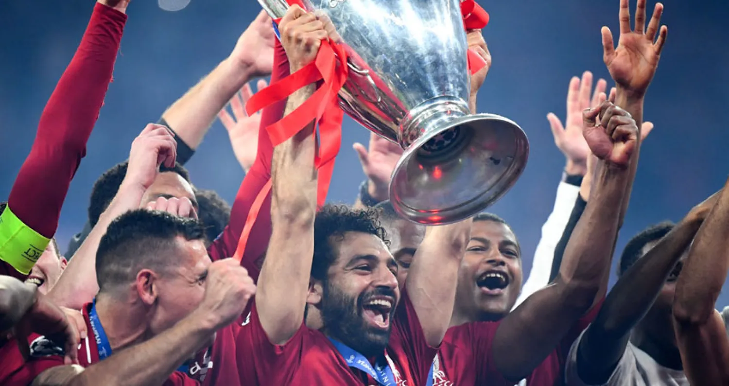 لاعبو ليفربول يحتفلون بالكاس وبينهم محمد صلاح (أ.ف.ب)