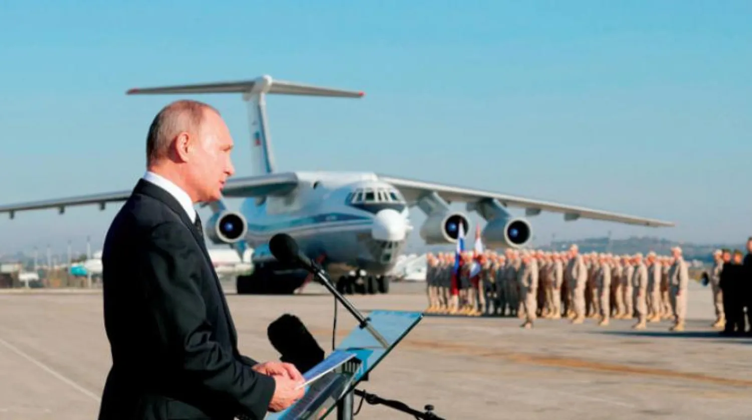 Rusya Devlet Başkanı Vladirmir Putin’in 12 Aralık’ta gerçekleştirdiği Hmeymim Hava Üssü ziyaretinden bir kare (AP)