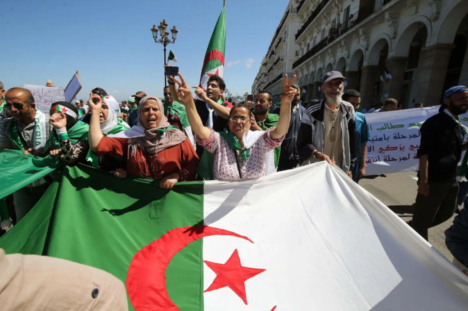 جانب من مظاهرات جرت في الجزائر العاصمة خلال عطلة نهاية الأسبوع (إ.ب.أ)