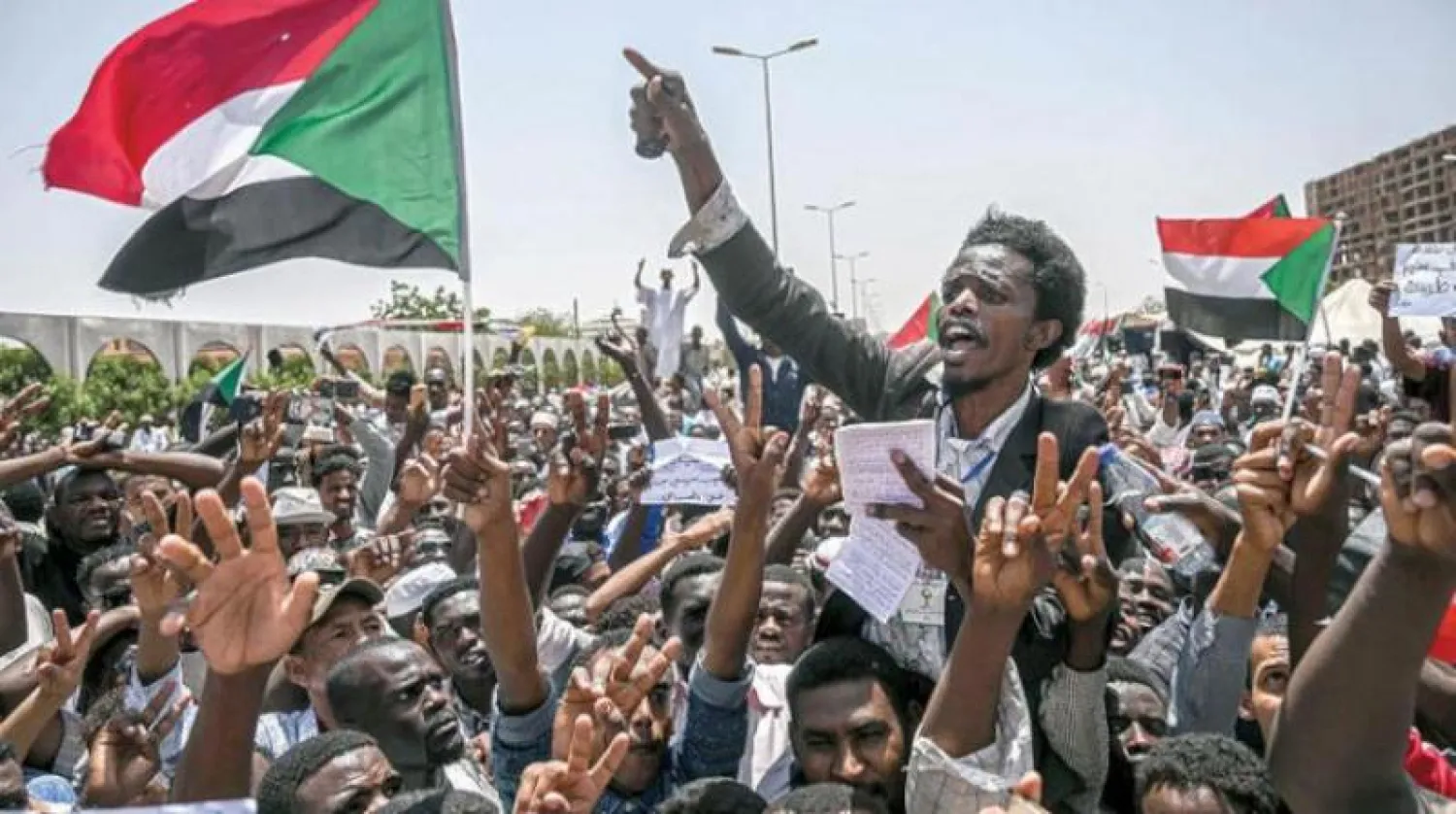 حشود سودانية أمام مقر قيادة الجيش في الخرطوم (صورة أرشيفية - أ.ف.ب)