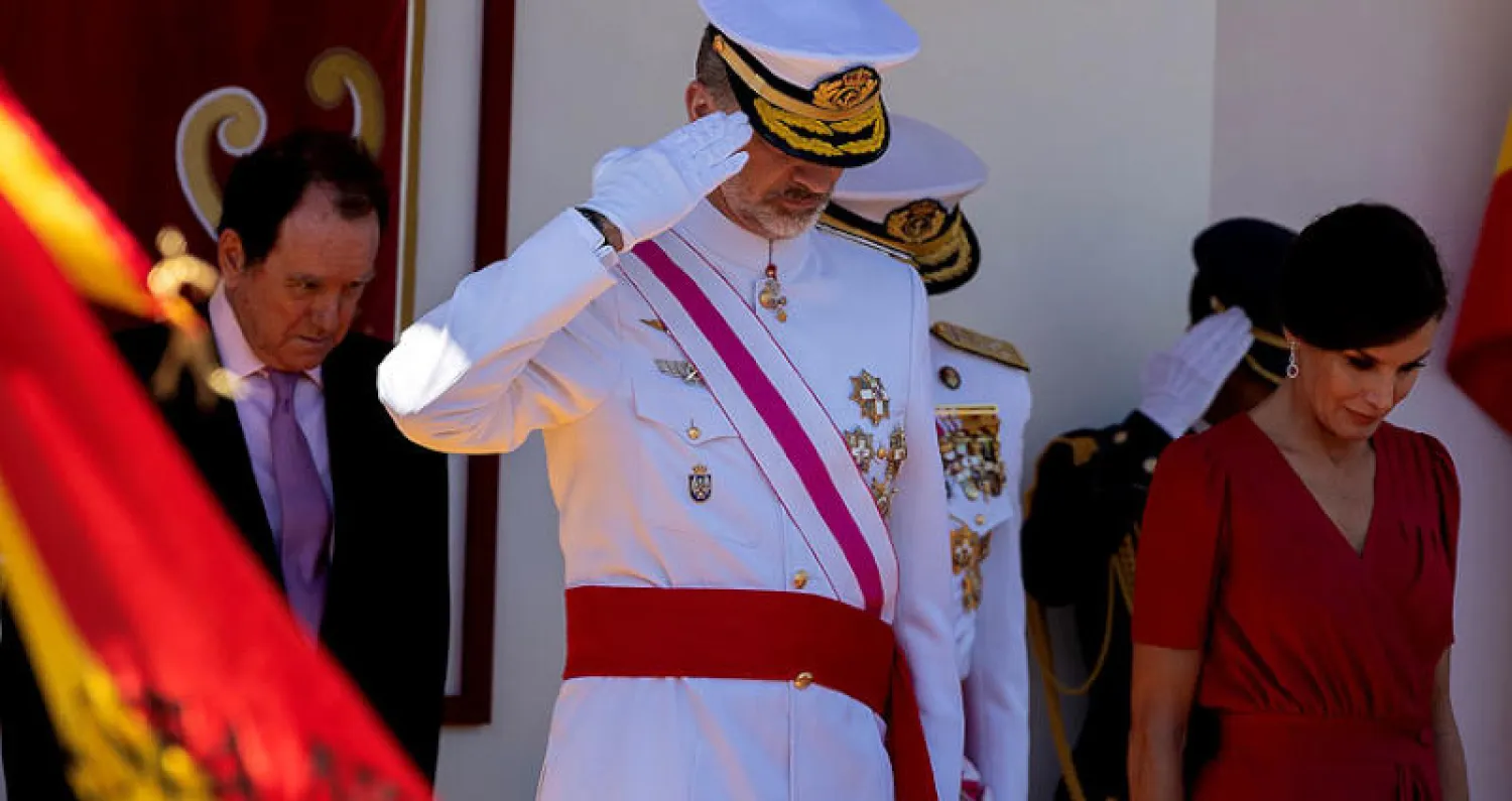 الملك فيليبي السادس وزوجته ليتيسيا يشاركان في فعاليات  «يوم القوات المسلحة» في إشبيلية أول من أمس (إ.ب.أ)