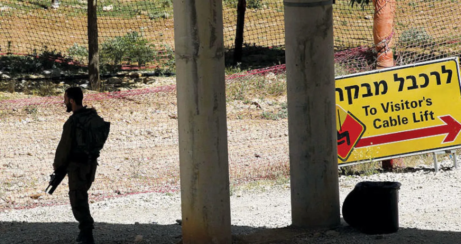 جندي إسرائيلي في منطقة عسكرية في جبل الشيخ بالجولان المحتل أمس (أ.ف.ب)